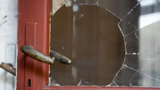 Should-You-Remove-That-Broken-Window-Yourself_